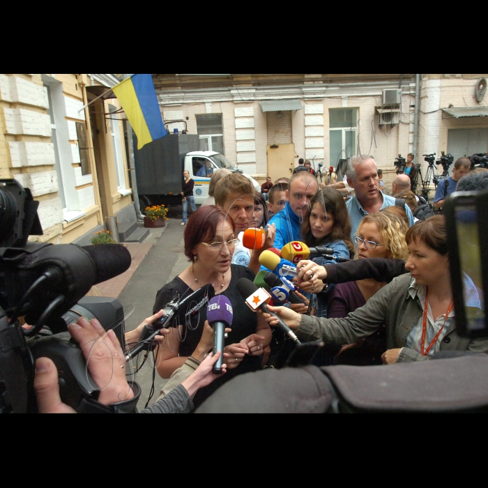 Мітинг на підтримку Тимошенко біля Печерського райсуду Києва.
Печерський районний суд Києва продовжив розгляд справи за обвинуваченням екс-прем’єр-міністра Юлії Тимошенко у перевищенні повноважень під час підписання газових угод з Росією у 2009 році.
