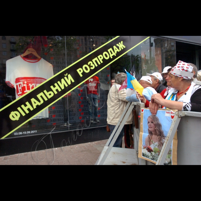 Мітинг на підтримку Тимошенко біля Печерського райсуду Києва.
Печерський районний суд Києва продовжив розгляд справи за обвинуваченням екс-прем’єр-міністра Юлії Тимошенко у перевищенні повноважень під час підписання газових угод з Росією у 2009 році.
