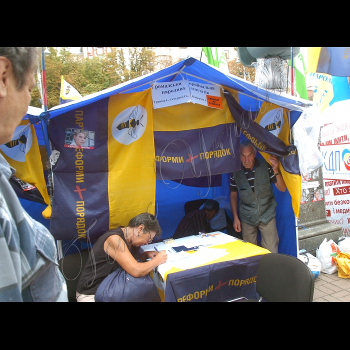 Мітинг на підтримку Тимошенко біля Печерського райсуду Києва.
Печерський районний суд Києва продовжив розгляд справи за обвинуваченням екс-прем’єр-міністра Юлії Тимошенко у перевищенні повноважень під час підписання газових угод з Росією у 2009 році.