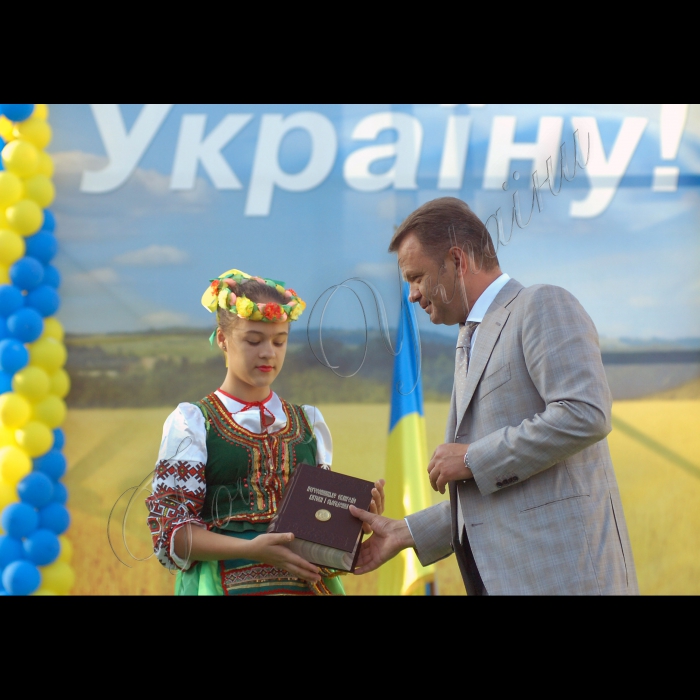 Буча Київської області.
Міський голова Бучі Анатолій Федорук презентує 1-й екземпляр «Пересопницького Євангелія», який було надруковано у Бучі