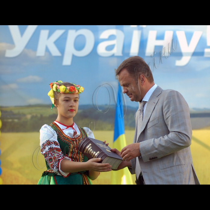 Буча Київської області.
Міський голова Бучі Анатолій Федорук презентує 1-й екземпляр «Пересопницького Євангелія», який було надруковано у Бучі