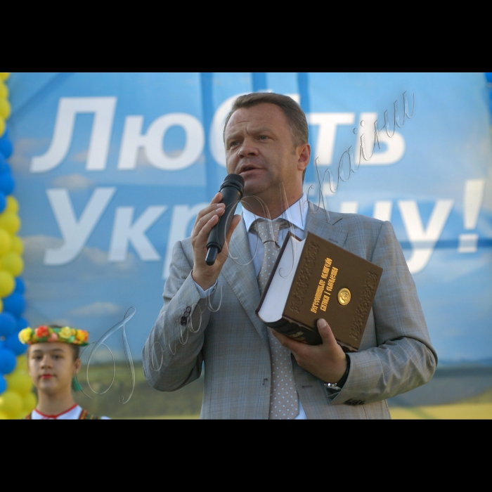 Буча Київської області.
Міський голова Бучі Анатолій Федорук презентує 1-й екземпляр «Пересопницького Євангелія», який було надруковано у Бучі