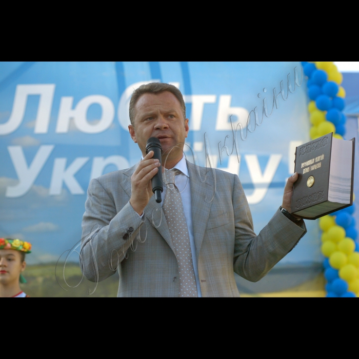 Буча Київської області.
Міський голова Бучі Анатолій Федорук презентує 1-й екземпляр «Пересопницького Євангелія», який було надруковано у Бучі