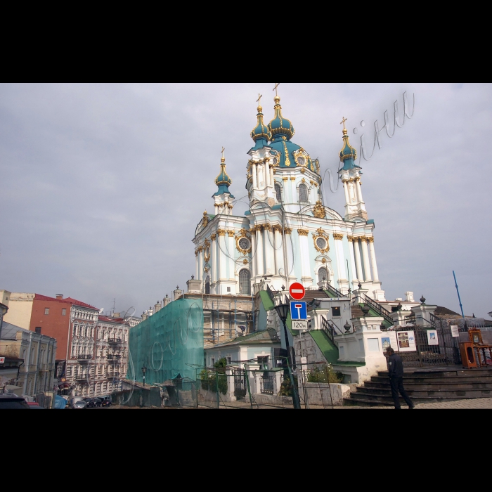 Наприкінці вересня у столиці розпочалася реконструкція Андріївського узвозу.
Завершити роботи планують до Дня Києва у 2012 році.