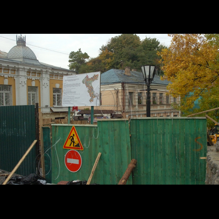 Наприкінці вересня у столиці розпочалася реконструкція Андріївського узвозу.
Завершити роботи планують до Дня Києва у 2012 році.