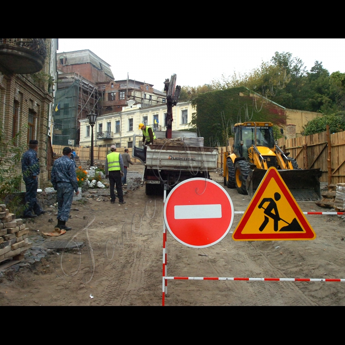 Наприкінці вересня у столиці розпочалася реконструкція Андріївського узвозу.
Завершити роботи планують до Дня Києва у 2012 році.