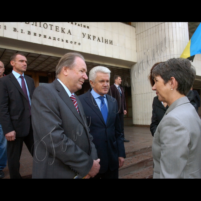 Національна бібліотека України імені В.І. Вернадського.
Відкриття українсько-австрійської культурної виставки.
У відкритті виставки взяли участь Голова Верховної Ради України Володимир Литвин та Президент Національної Ради Республіки Австрія Барбара Праммер.