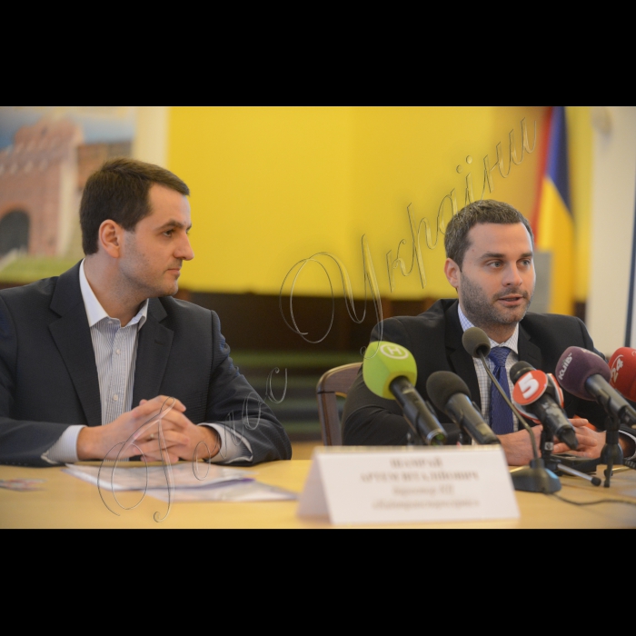 Відбулася презентація паркувального чеку за участю заступника голови Київської міської державної адміністрації Іллі Сагайдака та голови КП «Київтранспарксервіс» Артема Шамрая. На захід запрошено паркувальників столиці, яким роз’яснити причини необхідності видачі чеку, а також попередити про міри покарання за невиконання обов’язків. Також буде продемонстровано, як має виглядати паркувальний чек.
Голова КП «Київтранспарксервіс» Артем Шамрай (ліворуч), заступник голови Київської міської державної адміністрації Ілля Сагайдак