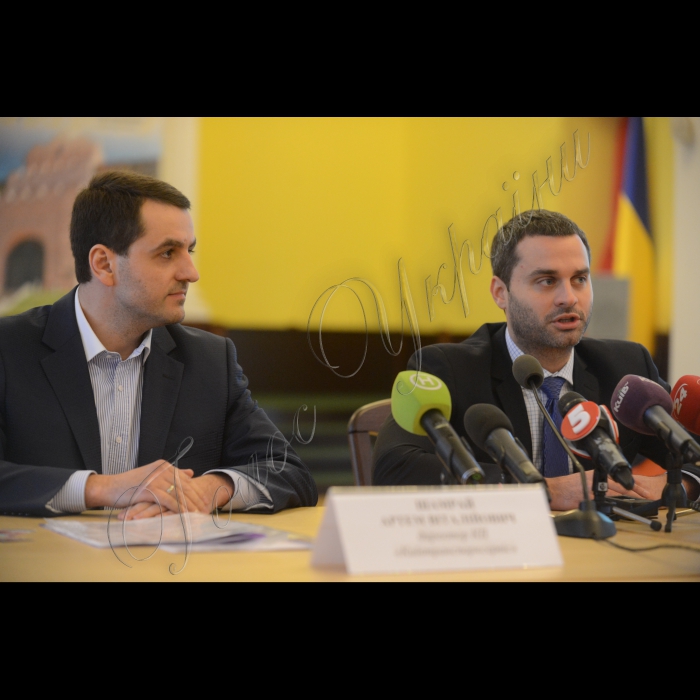 Відбулася презентація паркувального чеку за участю заступника голови Київської міської державної адміністрації Іллі Сагайдака та голови КП «Київтранспарксервіс» Артема Шамрая. На захід запрошено паркувальників столиці, яким роз’яснити причини необхідності видачі чеку, а також попередити про міри покарання за невиконання обов’язків. Також буде продемонстровано, як має виглядати паркувальний чек.
Голова КП «Київтранспарксервіс» Артем Шамрай (ліворуч), заступник голови Київської міської державної адміністрації Ілля Сагайдак