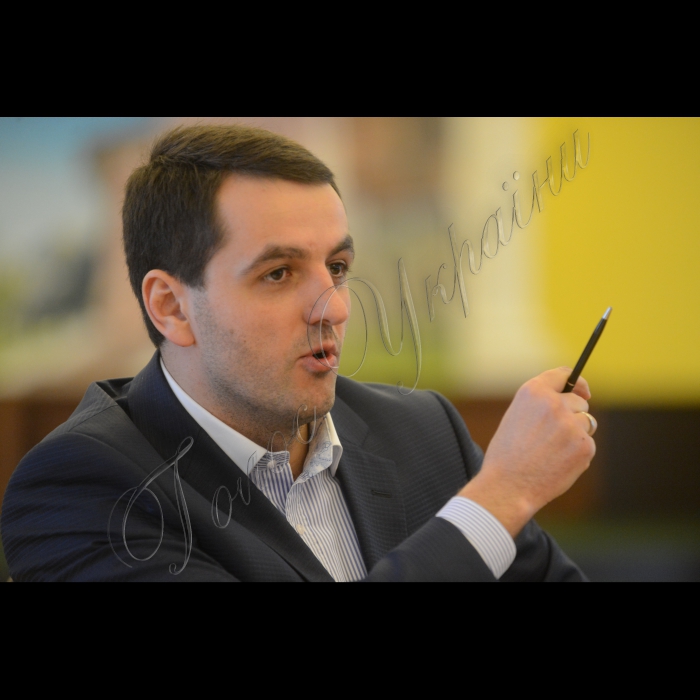 Відбулася презентація паркувального чеку за участю заступника голови Київської міської державної адміністрації Іллі Сагайдака та голови КП «Київтранспарксервіс» Артема Шамрая. На захід запрошено паркувальників столиці, яким роз’яснити причини необхідності видачі чеку, а також попередити про міри покарання за невиконання обов’язків. Також буде продемонстровано, як має виглядати паркувальний чек.
Голова КП «Київтранспарксервіс» Артем Шамрай