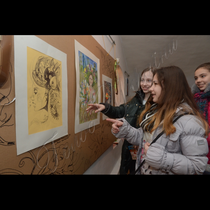 28 березня 2016 р. В рамках благодійного проекту «Всі ми діти України — Мистецький десант» пройшов ряд заходів, спрямованих на підтримку талановитих дітей та молоді зі сходу України. У Музеї Гетьманства (вул. Спаська, 16Б) відбулося відкриття виставки художніх робіт юних митців «Перлини Донбасу». Організаторами заходів є Всеукраїнська благодійна організація «Волонтерське об’єднання «Крила» та Продюсерський центр “Зоряне сяйво” за підтримки Міністерства молоді та спорту України, БО «Я вірю в Україну», ГО «Моє місто – Рубіжне» та СК «Планета спорт». 