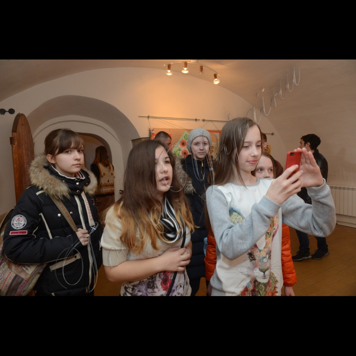 28 березня 2016 р. В рамках благодійного проекту «Всі ми діти України — Мистецький десант» пройшов ряд заходів, спрямованих на підтримку талановитих дітей та молоді зі сходу України. У Музеї Гетьманства (вул. Спаська, 16Б) відбулося відкриття виставки художніх робіт юних митців «Перлини Донбасу». Організаторами заходів є Всеукраїнська благодійна організація «Волонтерське об’єднання «Крила» та Продюсерський центр “Зоряне сяйво” за підтримки Міністерства молоді та спорту України, БО «Я вірю в Україну», ГО «Моє місто – Рубіжне» та СК «Планета спорт». 