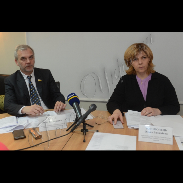 30 березня 2016. Засідання Комітету Верховної Ради України з питань охорони здоров’я, на якому, зокрема, було розглянуто питання про внесення змін до деяких законодавчих актів України щодо зниження цін на лікарські засоби. Голова комітету Ольга Богомолець (праворуч), заступник голови комітету Олег Мусій