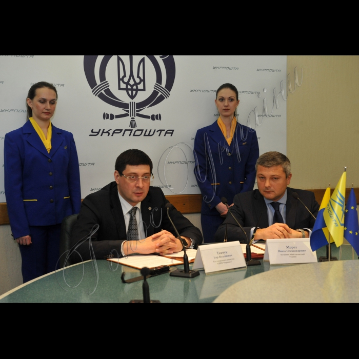 31 березня 2016. У конференц-залі УДППЗ «Укрпошта» відбулось підписання Меморандуму про співробітництво між Міністерством юстиції України та УДППЗ «Укрпошта» щодо надання у відділеннях поштового зв’язку послуг державної реєстрації бізнесу та майнових прав. 
На знімку: в.о.ген.директора УДППЗ «Укрпошта» Ігор Ткачук (ліворуч), заступник міністра юстиції з питань державної реєстрації Павло Мороз
