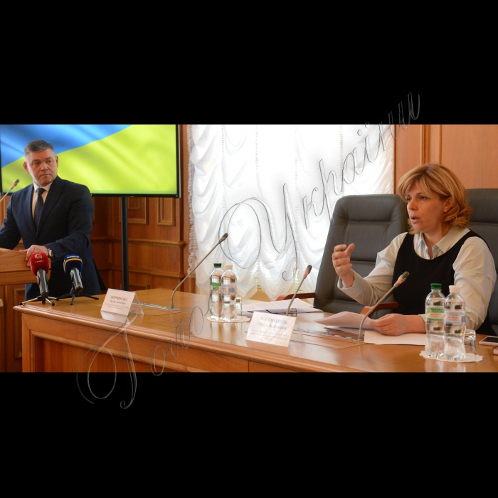 6 квітня 2016. Комітет з питань охорони здоров’я провів засідання «круглого столу» на тему: «Законодавче забезпечення реформування судово-медичної експертизи в Україні». Ольга Богомолець голова комітету Верховної Ради України з питань охорони здоров'я (праворуч), Василь Кравченко директор медичного департаменту Міністерства охорони здоров'я України