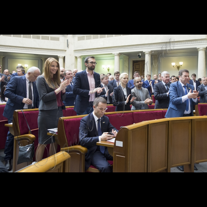 Пленарне засідання Верховної Ради України. 
Верховна Рада України ухвалила постанову, якою задовольнила заяву Арсенія Яценюка про звільнення з посади Прем'єр-міністра України, а також призначила новим Главою уряду Володимира Гройсмана. Відповідне рішення підтримали 257 народних депутатів.
Червакова, Лещенко, Дерев'янко, Заліщук, Найєм, Куніцин
