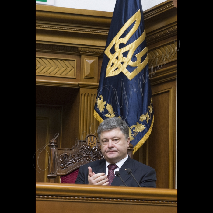 Пленарне засідання Верховної Ради України. 
Верховна Рада України ухвалила постанову, якою задовольнила заяву Арсенія Яценюка про звільнення з посади Прем'єр-міністра України, а також призначила новим Главою уряду Володимира Гройсмана. Відповідне рішення підтримали 257 народних депутатів.
Президент України Петро Порошенко, прапор Президента
