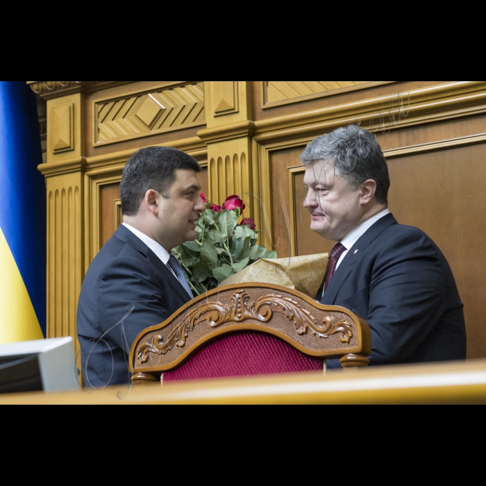 Пленарне засідання Верховної Ради України. 
Верховна Рада України ухвалила постанову, якою задовольнила заяву Арсенія Яценюка про звільнення з посади Прем'єр-міністра України, а також призначила новим Главою уряду Володимира Гройсмана. Відповідне рішення підтримали 257 народних депутатів.
Прем'єр-міністр України Володимир Гройсман та Президент України Петро Порошенко