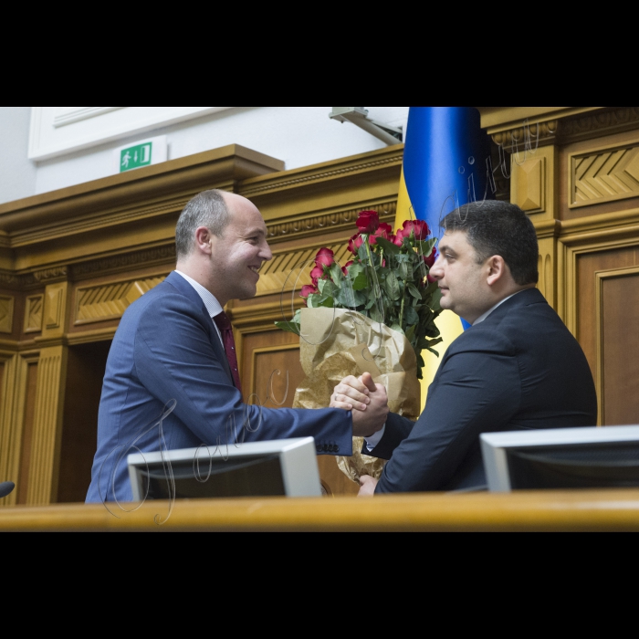 Пленарне засідання Верховної Ради України. 
Верховна Рада України ухвалила постанову, якою задовольнила заяву Арсенія Яценюка про звільнення з посади Прем'єр-міністра України, а також призначила новим Главою уряду Володимира Гройсмана. Відповідне рішення підтримали 257 народних депутатів.
Голова Верховної Ради України Андрій Парубій та Прем'єр-міністр України Володимир Гройсман