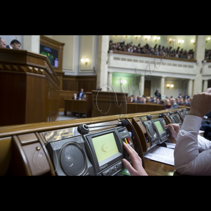 Пленарне засідання Верховної Ради України. 
Верховна Рада України ухвалила постанову, якою задовольнила заяву Арсенія Яценюка про звільнення з посади Прем'єр-міністра України, а також призначила новим Главою уряду Володимира Гройсмана. Відповідне рішення підтримали 257 народних депутатів.
Голосування

