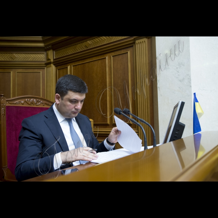 Пленарне засідання Верховної Ради України. 
Верховна Рада України ухвалила постанову, якою задовольнила заяву Арсенія Яценюка про звільнення з посади Прем'єр-міністра України, а також призначила новим Главою уряду Володимира Гройсмана. Відповідне рішення підтримали 257 народних депутатів.
Прем'єр-міністр України Володимир Гройсман
