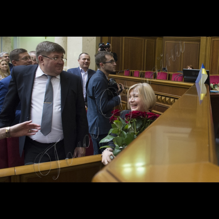 Пленарне засідання Верховної Ради України. 
Верховна Рада України ухвалила постанову, якою задовольнила заяву Арсенія Яценюка про звільнення з посади Прем'єр-міністра України, а також призначила новим Главою уряду Володимира Гройсмана. Відповідне рішення підтримали 257 народних депутатів.
