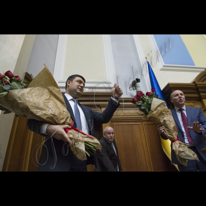 Пленарне засідання Верховної Ради України. 
Верховна Рада України ухвалила постанову, якою задовольнила заяву Арсенія Яценюка про звільнення з посади Прем'єр-міністра України, а також призначила новим Главою уряду Володимира Гройсмана. Відповідне рішення підтримали 257 народних депутатів.
Голова Верховної Ради України Андрій Парубій та Прем'єр-міністр України Володимир Гройсман