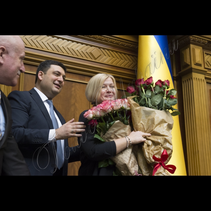 Пленарне засідання Верховної Ради України. 
Верховна Рада України ухвалила постанову, якою задовольнила заяву Арсенія Яценюка про звільнення з посади Прем'єр-міністра України, а також призначила новим Главою уряду Володимира Гройсмана. Відповідне рішення підтримали 257 народних депутатів.
Прем'єр-міністр України Володимир Гройсман та Перший заступник Голови Верховної Ради України Ірина Геращенко
