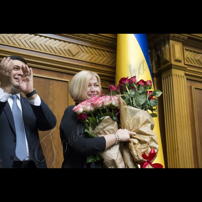 Пленарне засідання Верховної Ради України. 
Верховна Рада України ухвалила постанову, якою задовольнила заяву Арсенія Яценюка про звільнення з посади Прем'єр-міністра України, а також призначила новим Главою уряду Володимира Гройсмана. Відповідне рішення підтримали 257 народних депутатів.
Прем'єр-міністр України Володимир Гройсман та Перший заступник Голови Верховної Ради України Ірина Геращенко