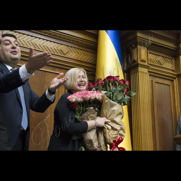 Пленарне засідання Верховної Ради України. 
Верховна Рада України ухвалила постанову, якою задовольнила заяву Арсенія Яценюка про звільнення з посади Прем'єр-міністра України, а також призначила новим Главою уряду Володимира Гройсмана. Відповідне рішення підтримали 257 народних депутатів.
Прем'єр-міністр України Володимир Гройсман та Перший заступник Голови Верховної Ради України Ірина Геращенко
