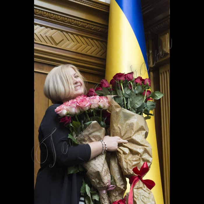 Пленарне засідання Верховної Ради України. 
Верховна Рада України ухвалила постанову, якою задовольнила заяву Арсенія Яценюка про звільнення з посади Прем'єр-міністра України, а також призначила новим Главою уряду Володимира Гройсмана. Відповідне рішення підтримали 257 народних депутатів.
Перший заступник Голови Верховної Ради України Ірина Геращенко