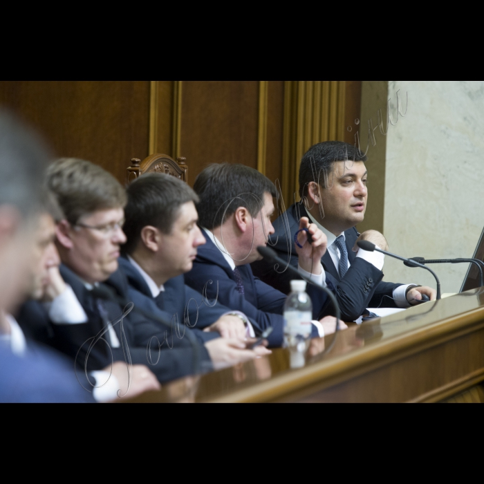 Пленарне засідання Верховної Ради України. 
Верховна Рада України ухвалила постанову, якою задовольнила заяву Арсенія Яценюка про звільнення з посади Прем'єр-міністра України, а також призначила новим Главою уряду Володимира Гройсмана. Відповідне рішення підтримали 257 народних депутатів.
Розенко, Кириленко В., Зубко
