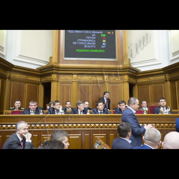 Пленарне засідання Верховної Ради України. 
Верховна Рада України ухвалила постанову, якою задовольнила заяву Арсенія Яценюка про звільнення з посади Прем'єр-міністра України, а також призначила новим Главою уряду Володимира Гройсмана. Відповідне рішення підтримали 257 народних депутатів.
Петренко, Розенко, Кириленко В., Зубко
