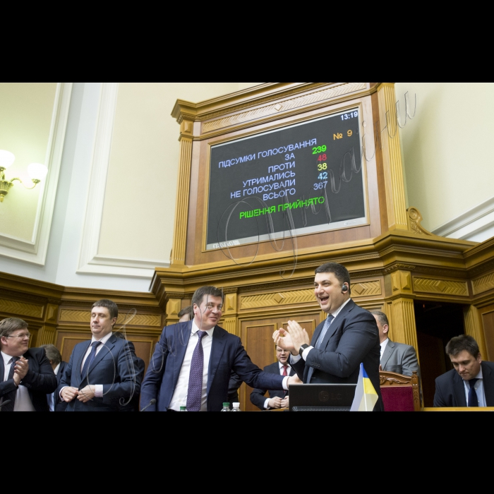 Пленарне засідання Верховної Ради України. 
Верховна Рада України ухвалила постанову, якою задовольнила заяву Арсенія Яценюка про звільнення з посади Прем'єр-міністра України, а також призначила новим Главою уряду Володимира Гройсмана. Відповідне рішення підтримали 257 народних депутатів.
Петренко, Розенко, Кириленко В., Зубко
