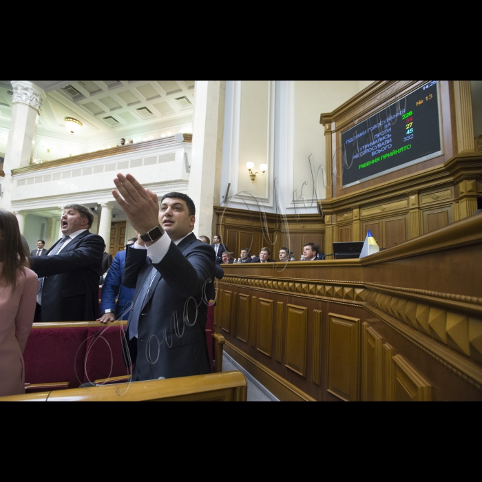 Пленарне засідання Верховної Ради України. 
Верховна Рада України ухвалила постанову, якою задовольнила заяву Арсенія Яценюка про звільнення з посади Прем'єр-міністра України, а також призначила новим Главою уряду Володимира Гройсмана. Відповідне рішення підтримали 257 народних депутатів.
Прем'єр-міністр України Володимир Гройсман