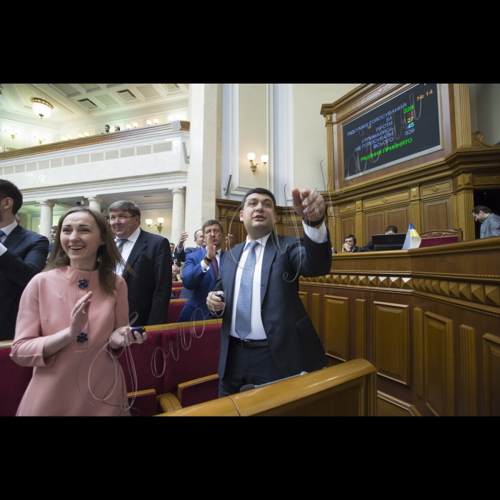 Пленарне засідання Верховної Ради України. 
Верховна Рада України ухвалила постанову, якою задовольнила заяву Арсенія Яценюка про звільнення з посади Прем'єр-міністра України, а також призначила новим Главою уряду Володимира Гройсмана. Відповідне рішення підтримали 257 народних депутатів.
Прем'єр-міністр України Володимир Гройсман
