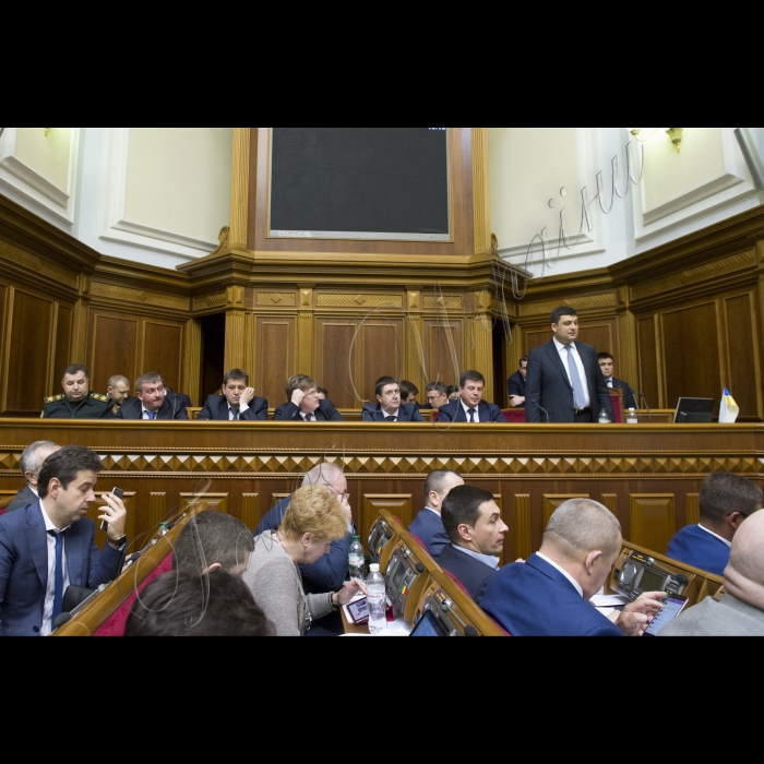 Пленарне засідання Верховної Ради України. 
Верховна Рада України ухвалила постанову, якою задовольнила заяву Арсенія Яценюка про звільнення з посади Прем'єр-міністра України, а також призначила новим Главою уряду Володимира Гройсмана. Відповідне рішення підтримали 257 народних депутатів.
Петренко, Розенко, Кириленко В., Зубко
