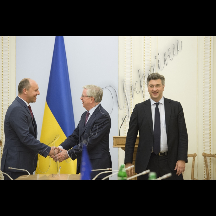 Прем'єр-міністр України Володимир Гройсман і Голова Верховної Ради України Андрій Парубій зустрілися з Головою Місії Європейського Парламенту з оцінки потреб Верховної Ради України Петом Коксом та координатором програми Європейського Парламенту з парламентської підтримки і розвитку спроможностей Верховної Ради, Головою делегації Європейського Парламенту у Парламентському комітеті асоціації Україна-ЄС Андрєєм Пленковичем. У зустрічі брав участь Посол ЄС в Україні Ян Томбінський 