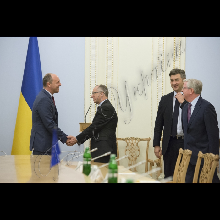 Прем'єр-міністр України Володимир Гройсман і Голова Верховної Ради України Андрій Парубій зустрілися з Головою Місії Європейського Парламенту з оцінки потреб Верховної Ради України Петом Коксом та координатором програми Європейського Парламенту з парламентської підтримки і розвитку спроможностей Верховної Ради, Головою делегації Європейського Парламенту у Парламентському комітеті асоціації Україна-ЄС Андрєєм Пленковичем. У зустрічі брав участь Посол ЄС в Україні Ян Томбінський 