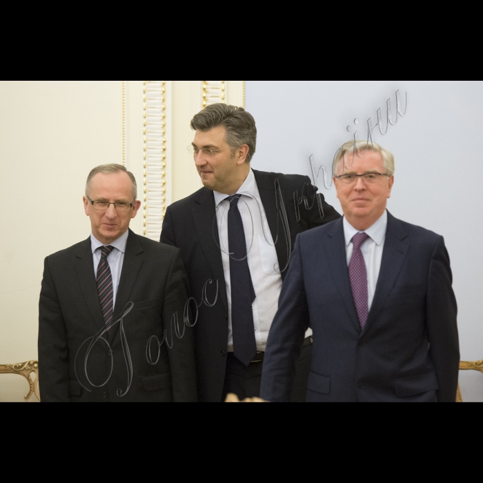 Прем'єр-міністр України Володимир Гройсман і Голова Верховної Ради України Андрій Парубій зустрілися з Головою Місії Європейського Парламенту з оцінки потреб Верховної Ради України Петом Коксом та координатором програми Європейського Парламенту з парламентської підтримки і розвитку спроможностей Верховної Ради, Головою делегації Європейського Парламенту у Парламентському комітеті асоціації Україна-ЄС Андрєєм Пленковичем. У зустрічі брав участь Посол ЄС в Україні Ян Томбінський 