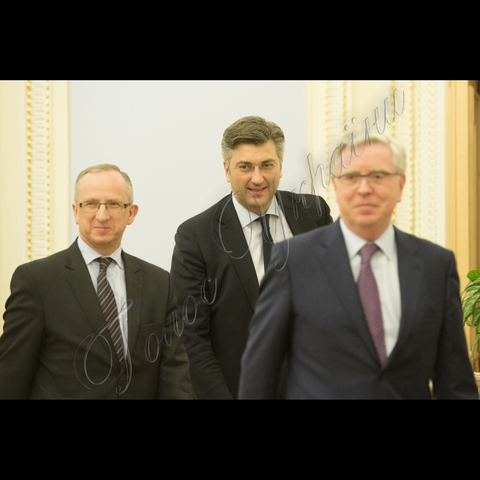 Прем'єр-міністр України Володимир Гройсман і Голова Верховної Ради України Андрій Парубій зустрілися з Головою Місії Європейського Парламенту з оцінки потреб Верховної Ради України Петом Коксом та координатором програми Європейського Парламенту з парламентської підтримки і розвитку спроможностей Верховної Ради, Головою делегації Європейського Парламенту у Парламентському комітеті асоціації Україна-ЄС Андрєєм Пленковичем. У зустрічі брав участь Посол ЄС в Україні Ян Томбінський 