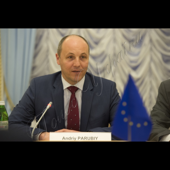 Прем'єр-міністр України Володимир Гройсман і Голова Верховної Ради України Андрій Парубій зустрілися з Головою Місії Європейського Парламенту з оцінки потреб Верховної Ради України Петом Коксом та координатором програми Європейського Парламенту з парламентської підтримки і розвитку спроможностей Верховної Ради, Головою делегації Європейського Парламенту у Парламентському комітеті асоціації Україна-ЄС Андрєєм Пленковичем. У зустрічі брав участь Посол ЄС в Україні Ян Томбінський 