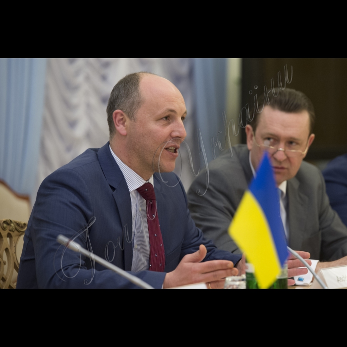 Прем'єр-міністр України Володимир Гройсман і Голова Верховної Ради України Андрій Парубій зустрілися з Головою Місії Європейського Парламенту з оцінки потреб Верховної Ради України Петом Коксом та координатором програми Європейського Парламенту з парламентської підтримки і розвитку спроможностей Верховної Ради, Головою делегації Європейського Парламенту у Парламентському комітеті асоціації Україна-ЄС Андрєєм Пленковичем. У зустрічі брав участь Посол ЄС в Україні Ян Томбінський 