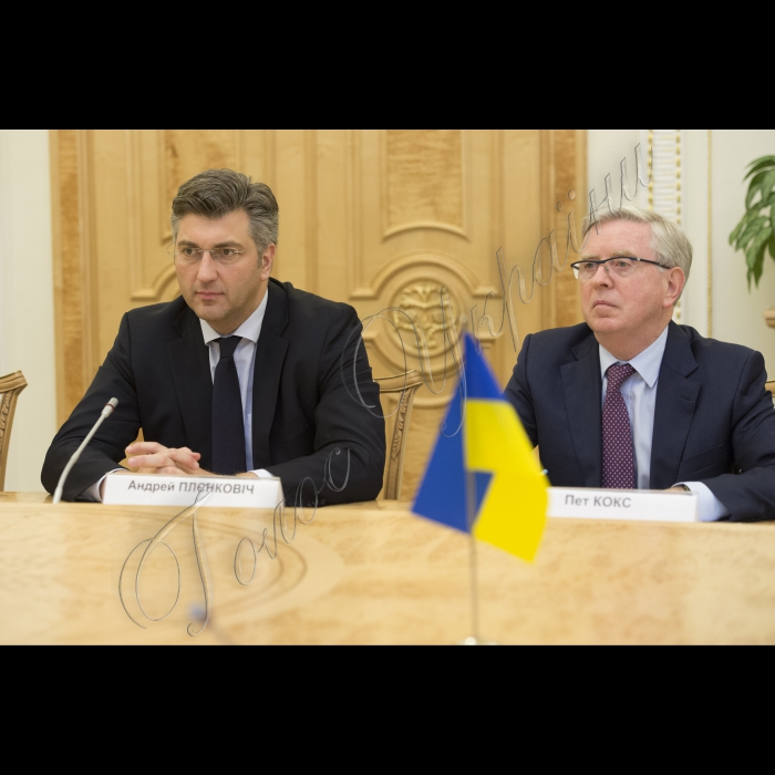Прем'єр-міністр України Володимир Гройсман і Голова Верховної Ради України Андрій Парубій зустрілися з Головою Місії Європейського Парламенту з оцінки потреб Верховної Ради України Петом Коксом та координатором програми Європейського Парламенту з парламентської підтримки і розвитку спроможностей Верховної Ради, Головою делегації Європейського Парламенту у Парламентському комітеті асоціації Україна-ЄС Андрєєм Пленковичем. У зустрічі брав участь Посол ЄС в Україні Ян Томбінський 