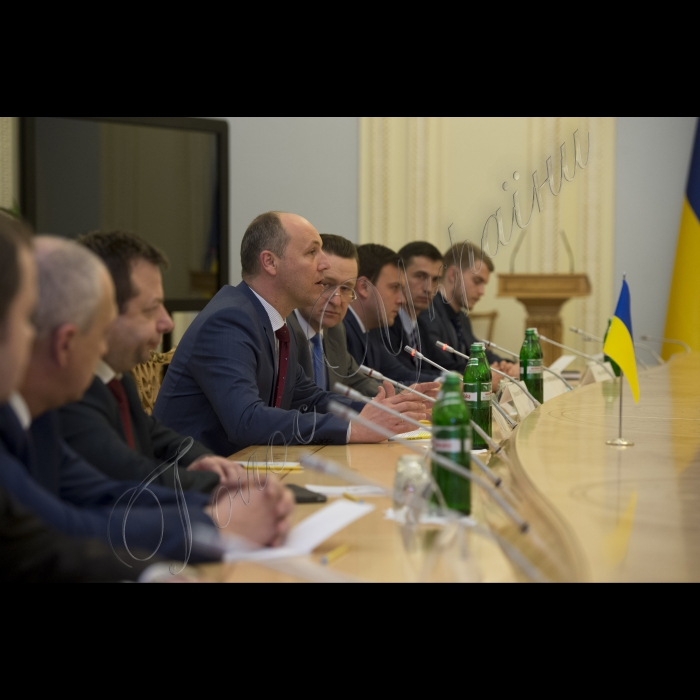 Прем'єр-міністр України Володимир Гройсман і Голова Верховної Ради України Андрій Парубій зустрілися з Головою Місії Європейського Парламенту з оцінки потреб Верховної Ради України Петом Коксом та координатором програми Європейського Парламенту з парламентської підтримки і розвитку спроможностей Верховної Ради, Головою делегації Європейського Парламенту у Парламентському комітеті асоціації Україна-ЄС Андрєєм Пленковичем. У зустрічі брав участь Посол ЄС в Україні Ян Томбінський 