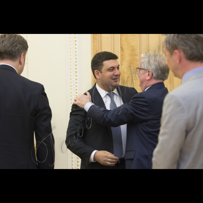 Прем'єр-міністр України Володимир Гройсман і Голова Верховної Ради України Андрій Парубій зустрілися з Головою Місії Європейського Парламенту з оцінки потреб Верховної Ради України Петом Коксом та координатором програми Європейського Парламенту з парламентської підтримки і розвитку спроможностей Верховної Ради, Головою делегації Європейського Парламенту у Парламентському комітеті асоціації Україна-ЄС Андрєєм Пленковичем. У зустрічі брав участь Посол ЄС в Україні Ян Томбінський 