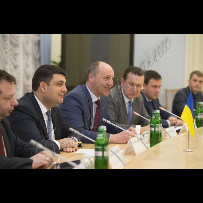 Прем'єр-міністр України Володимир Гройсман і Голова Верховної Ради України Андрій Парубій зустрілися з Головою Місії Європейського Парламенту з оцінки потреб Верховної Ради України Петом Коксом та координатором програми Європейського Парламенту з парламентської підтримки і розвитку спроможностей Верховної Ради, Головою делегації Європейського Парламенту у Парламентському комітеті асоціації Україна-ЄС Андрєєм Пленковичем. У зустрічі брав участь Посол ЄС в Україні Ян Томбінський 