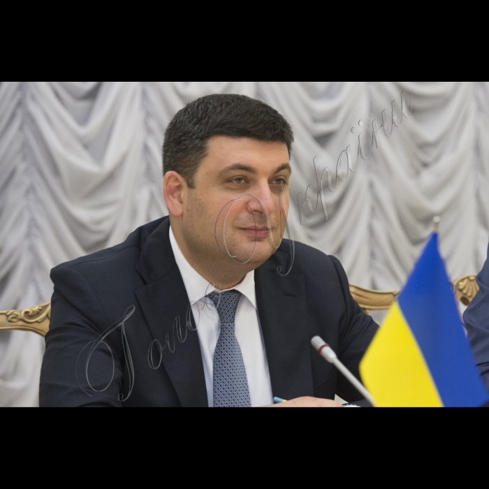 Прем'єр-міністр України Володимир Гройсман і Голова Верховної Ради України Андрій Парубій зустрілися з Головою Місії Європейського Парламенту з оцінки потреб Верховної Ради України Петом Коксом та координатором програми Європейського Парламенту з парламентської підтримки і розвитку спроможностей Верховної Ради, Головою делегації Європейського Парламенту у Парламентському комітеті асоціації Україна-ЄС Андрєєм Пленковичем. У зустрічі брав участь Посол ЄС в Україні Ян Томбінський 