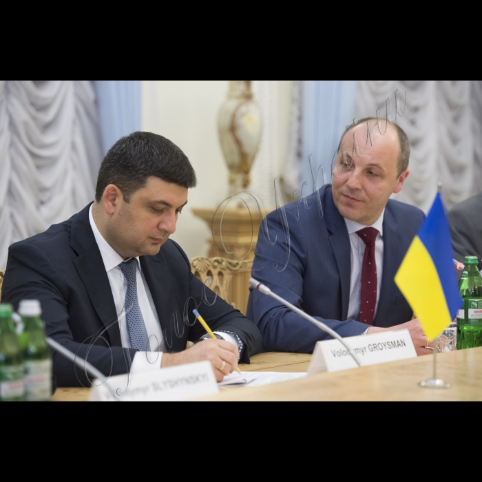 Прем'єр-міністр України Володимир Гройсман і Голова Верховної Ради України Андрій Парубій зустрілися з Головою Місії Європейського Парламенту з оцінки потреб Верховної Ради України Петом Коксом та координатором програми Європейського Парламенту з парламентської підтримки і розвитку спроможностей Верховної Ради, Головою делегації Європейського Парламенту у Парламентському комітеті асоціації Україна-ЄС Андрєєм Пленковичем. У зустрічі брав участь Посол ЄС в Україні Ян Томбінський 