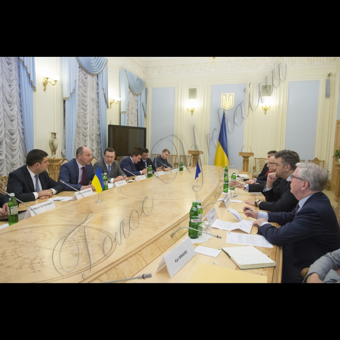 Прем'єр-міністр України Володимир Гройсман і Голова Верховної Ради України Андрій Парубій зустрілися з Головою Місії Європейського Парламенту з оцінки потреб Верховної Ради України Петом Коксом та координатором програми Європейського Парламенту з парламентської підтримки і розвитку спроможностей Верховної Ради, Головою делегації Європейського Парламенту у Парламентському комітеті асоціації Україна-ЄС Андрєєм Пленковичем. У зустрічі брав участь Посол ЄС в Україні Ян Томбінський 